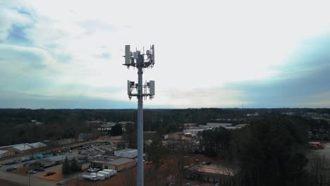 Toma-Aérea-Girando-Alrededor-De-La-Torre-De-Telefonía-Celular