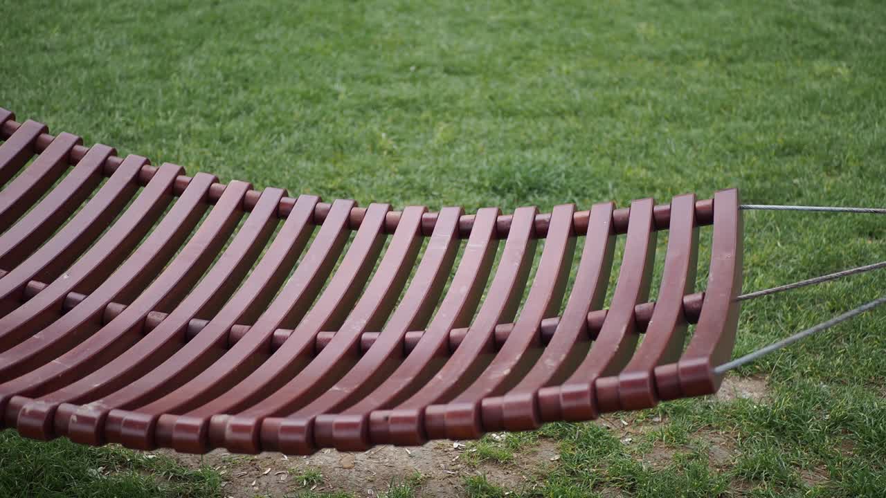 잔디 에 매달려 있는 나무 로 만든 망토 의 클로즈업