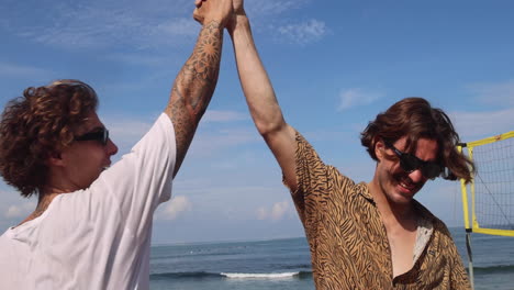 amigos chocando esos cinco en la playa.