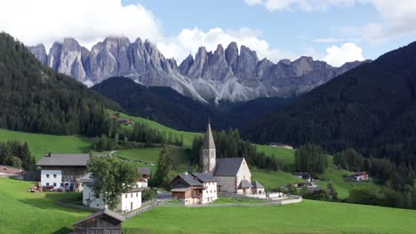 Idílico-Val-Di-Funes-En-Los-Dolomitas-Con-La-Icónica-Iglesia-De-Santa-Maddalena,-Las-Montañas-Odle-Como-Telón-De-Fondo