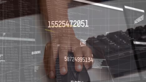 animación de procesamiento de datos digitales sobre el niño utilizando el ratón de la computadora