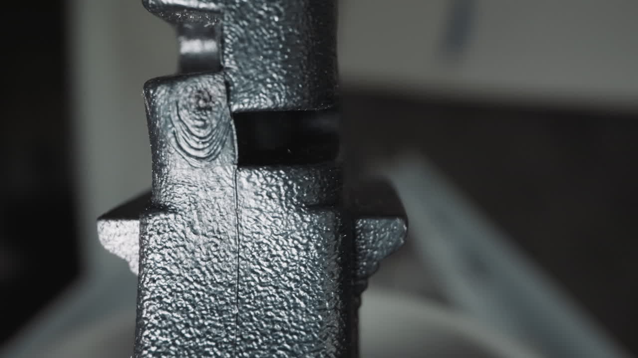 enchufe negro conectado en una habitación poco iluminada contra la ventana