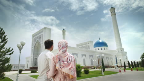 Husband-and-wife-are-staying-in-front-of-mosque