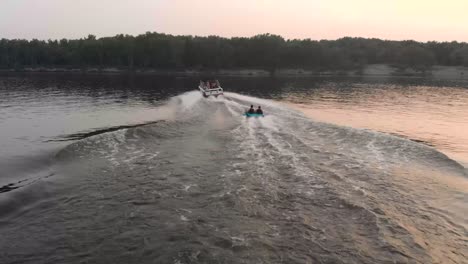 Tubing-Bei-Sonnenuntergang-Auf-Dem-Mississippi