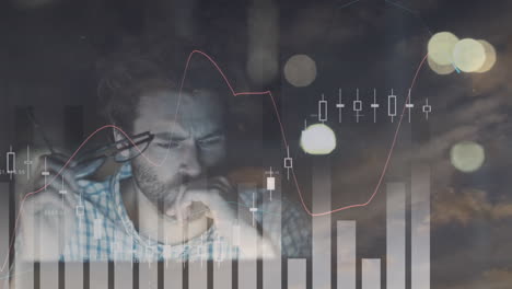 animación del procesamiento de datos financieros sobre un empresario caucásico en la oficina por la noche