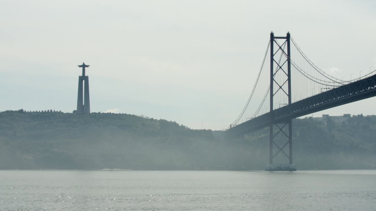 조용한 강과 크리스토 레이 동상, 포르투갈 위에 아름다운 리스본 현수교