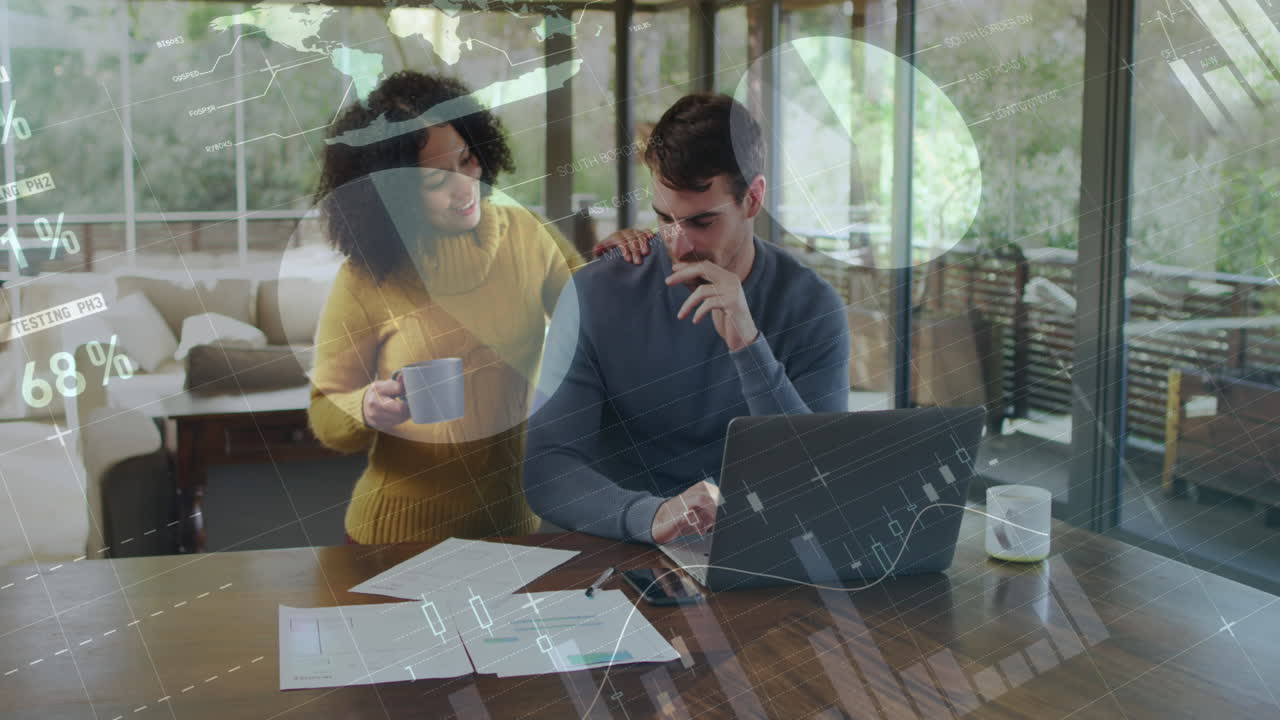 animación de gráficos y procesamiento de datos sobre una feliz pareja biracial usando una computadora portátil en casa