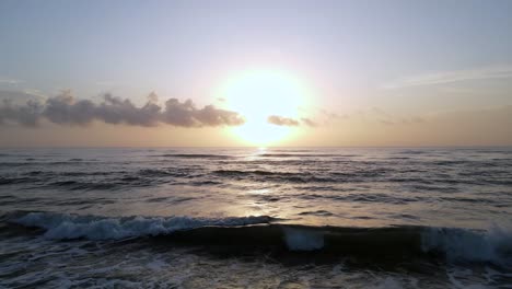 Excelente-Vista-Aérea-De-La-Marea-Que-Sube-En-New-Smyrna-Beach,-Florida-Al-Amanecer