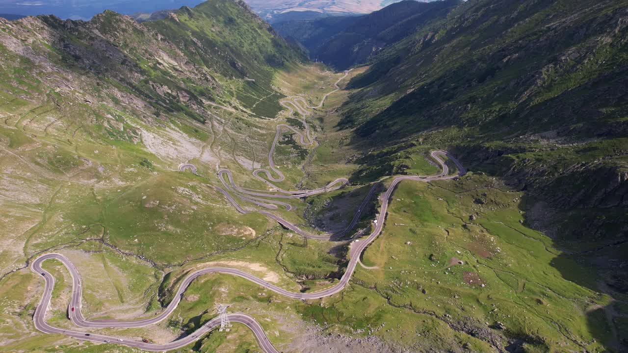el sinuoso camino de transfagarasan en las montañas de fagaras, rumania, en un día soleado, vista aérea