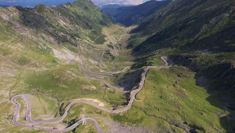 La-Sinuosa-Carretera-Transfagarasan-En-Las-Montañas-Fagaras,-Rumania,-En-Un-Día-Soleado,-Vista-Aérea