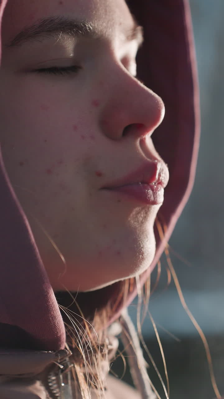 primer plano de una mujer joven comiendo maíz con vapor caliente proveniente del maíz, sintiendo calor en el clima frío, bocadillo de maíz fresco al aire libre en invierno, persona disfrutando de la comida