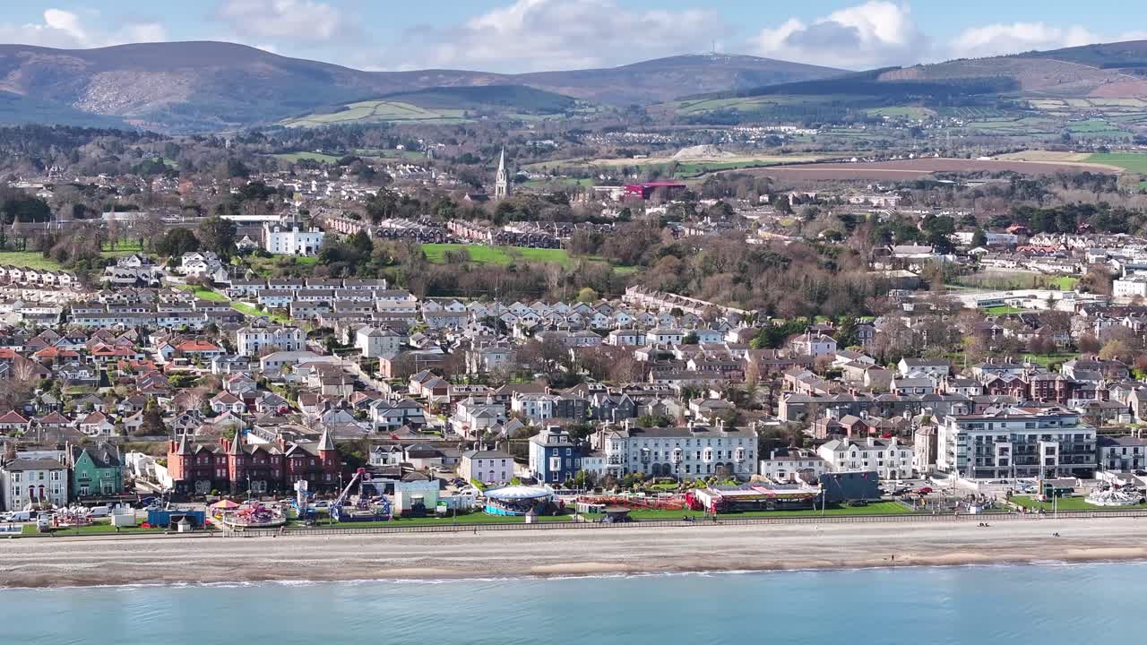 Město Bray s pláží a promenádou, panoramatická dronová krajina. Wicklow, Irsko.