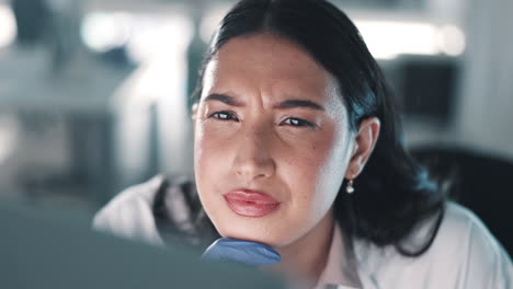 Científico,-Mujer-Y-Pensamiento-En-Un-Laboratorio.