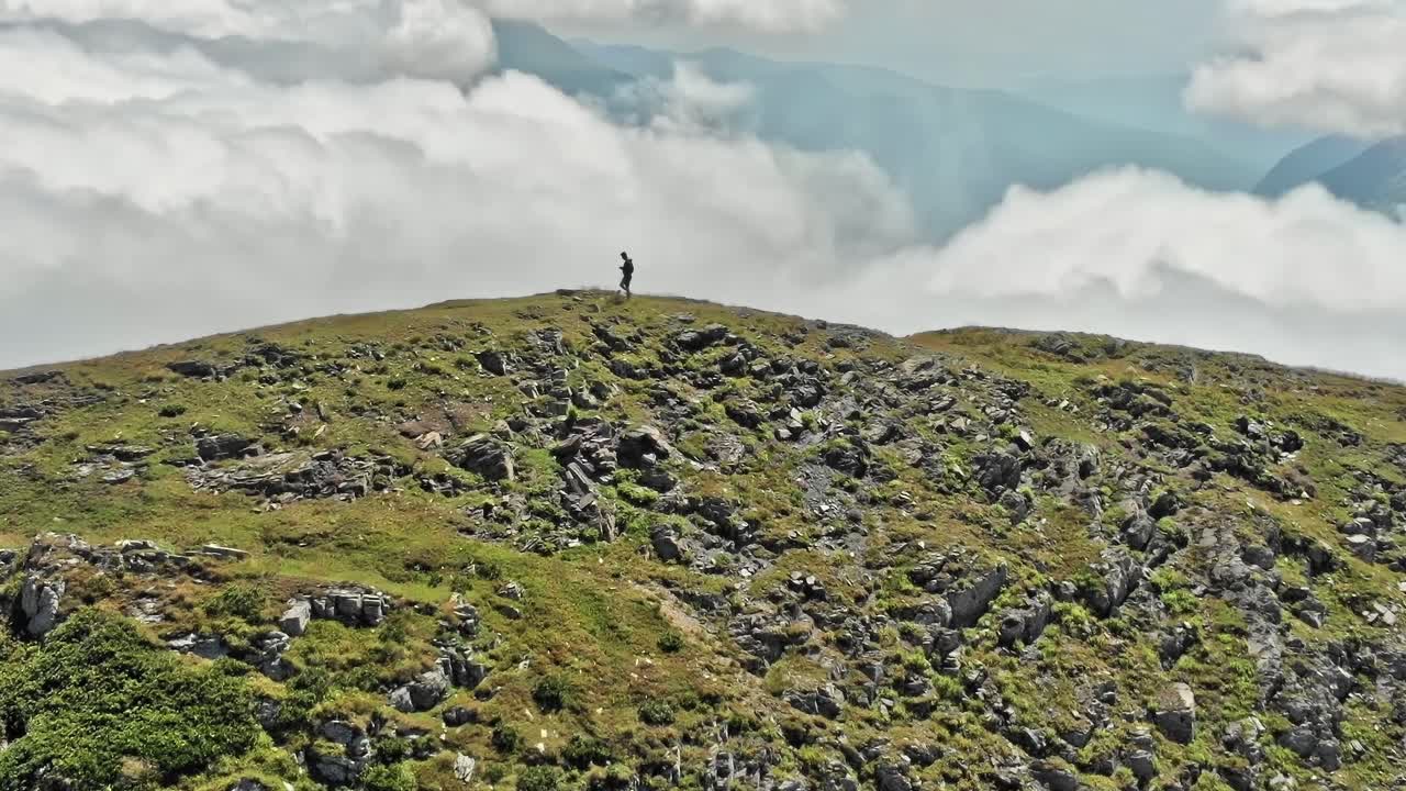 Escursione su una montagna in Georgia circondata da nuvole e natura