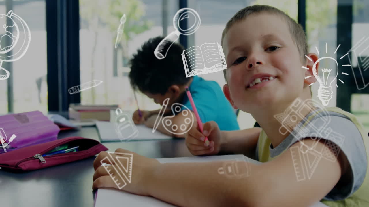 animación de iconos de artículos escolares sobre diversos escolares que aprenden en el aula
