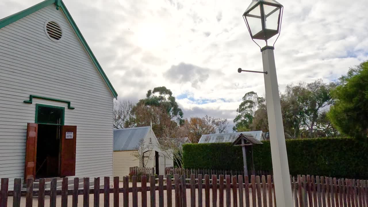 오스트레일리아 발라에 있는 역사적인 건물의 조용한 풍경, 건축과 자연 주변에 초점을 맞추고