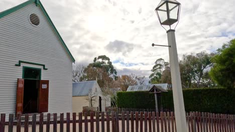 una vista serena de un edificio histórico en ballarat, australia, con un enfoque en la arquitectura y el entorno natural