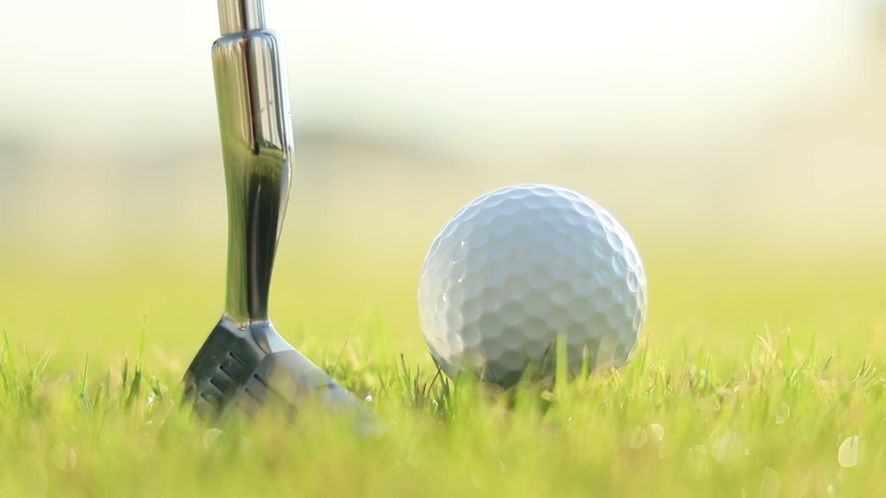 손 장갑으로 골프 공을 티에 놓는 것