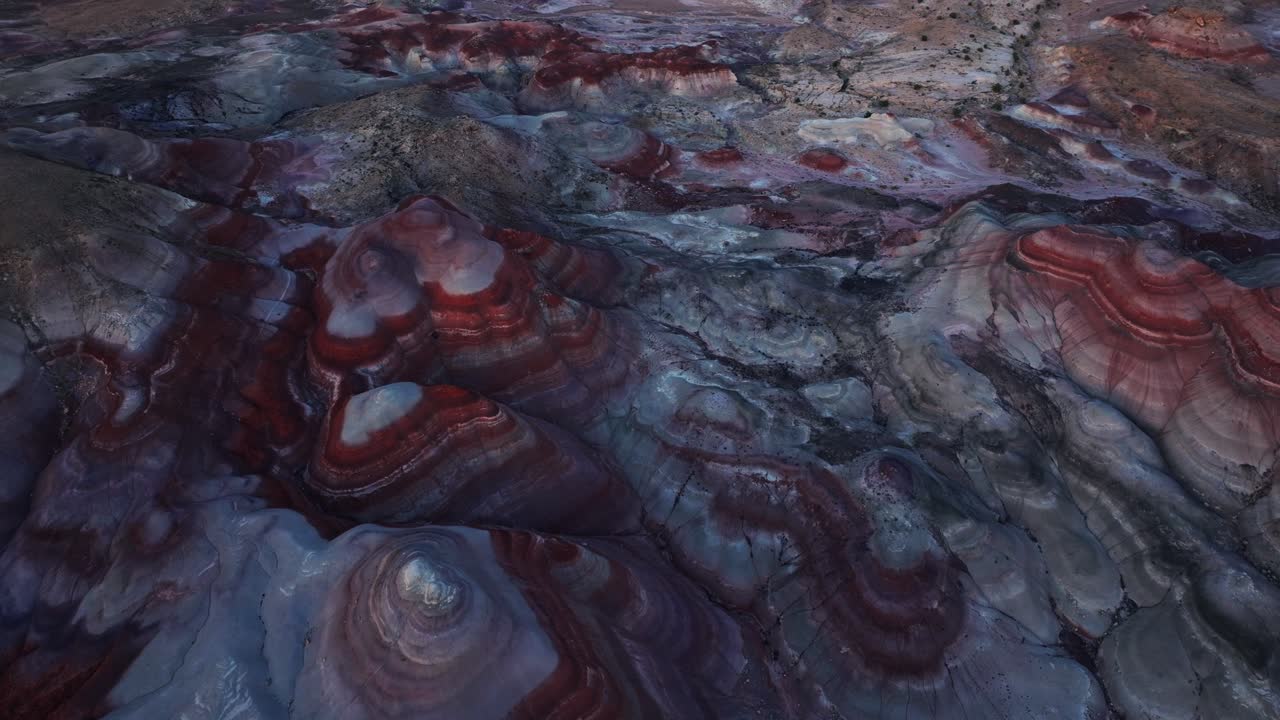 은 줄무 벤토나이트 언덕과 유타의 사막 풍경을 한눈에 볼 수 있습니다.