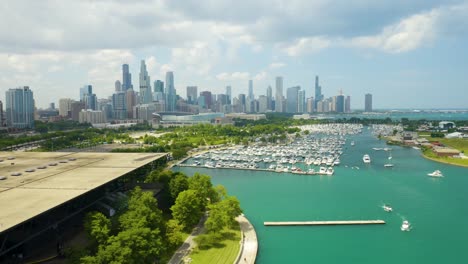 Vista-Aérea-Del-Puerto-De-Barcos-De-Chicago-Con-El-Horizonte-De-Chicago-En-Segundo-Plano