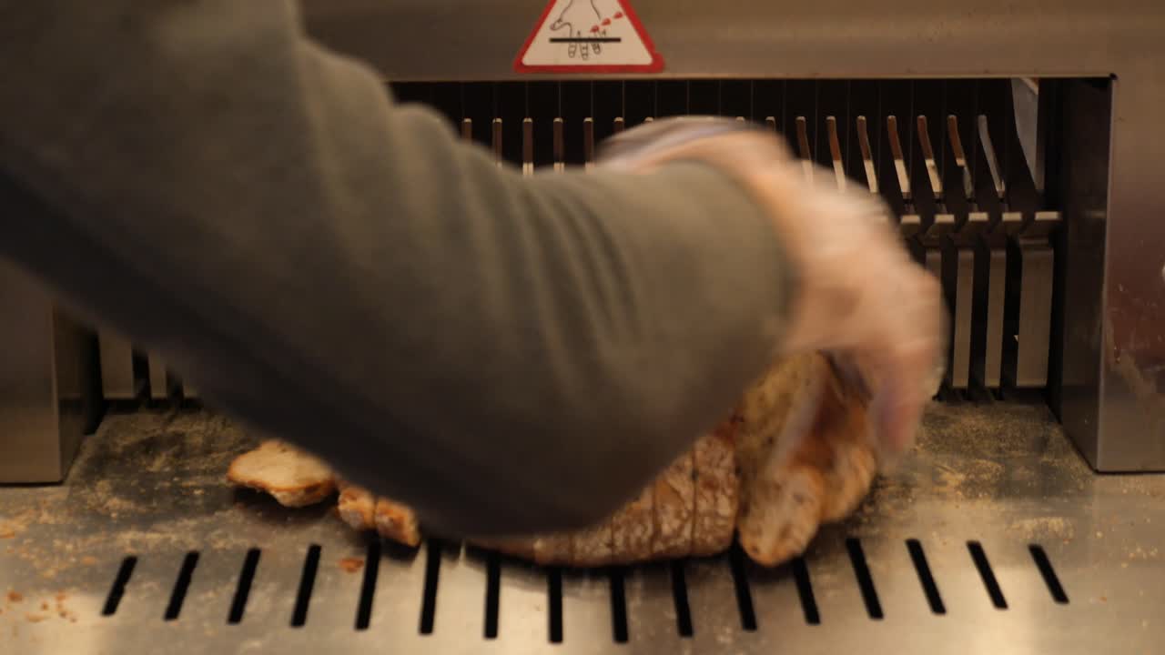 을 잘라내는 기계