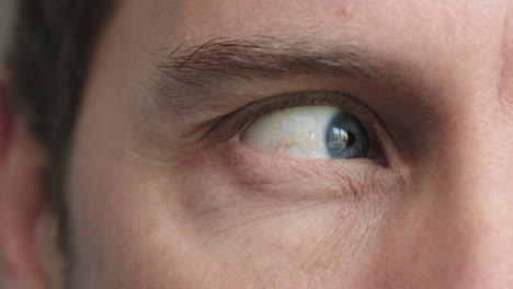 Nahaufnahme-Eines-Männlichen-Blauen-Auges,-Das-Sich-Umschaut,-Nachdenkliche-Kontemplative-Kaukasische-Männervision