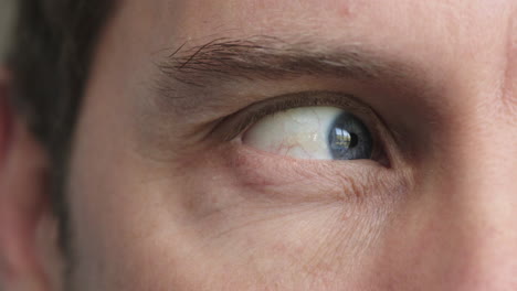 de cerca de macho de ojo azul mirando a su alrededor pensativo contemplativo hombre caucásico visión
