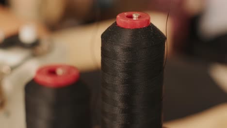 primer plano de la máquina de coser y los hilos de hilo, máquina de cosir moderna