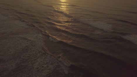 Hohe-Luftaufnahme-Des-Atlantikstrandes-Bei-Sonnenuntergang,-Atemberaubende-Farben