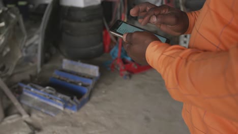 hombre africano usando el teléfono en el trabajo