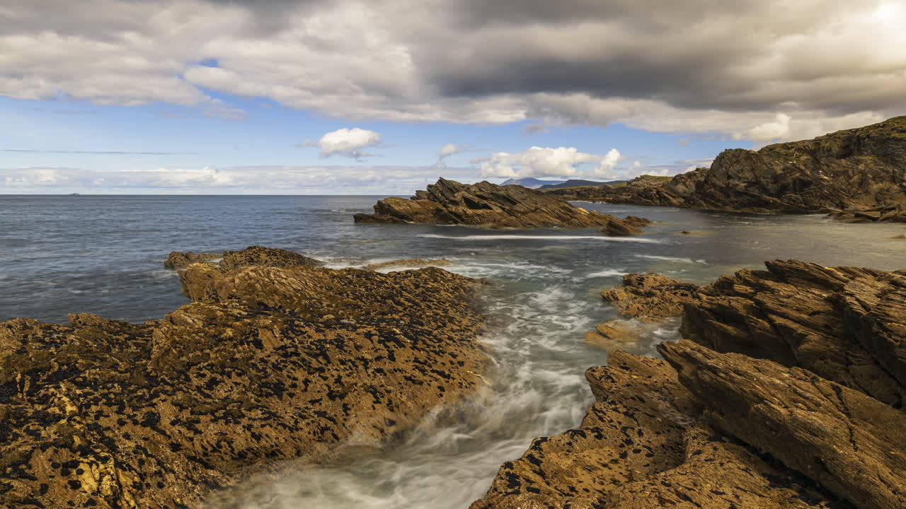 lapso de tiempo de los acantilados de roca marina en la isla de achill en el camino atlántico salvaje en irlanda