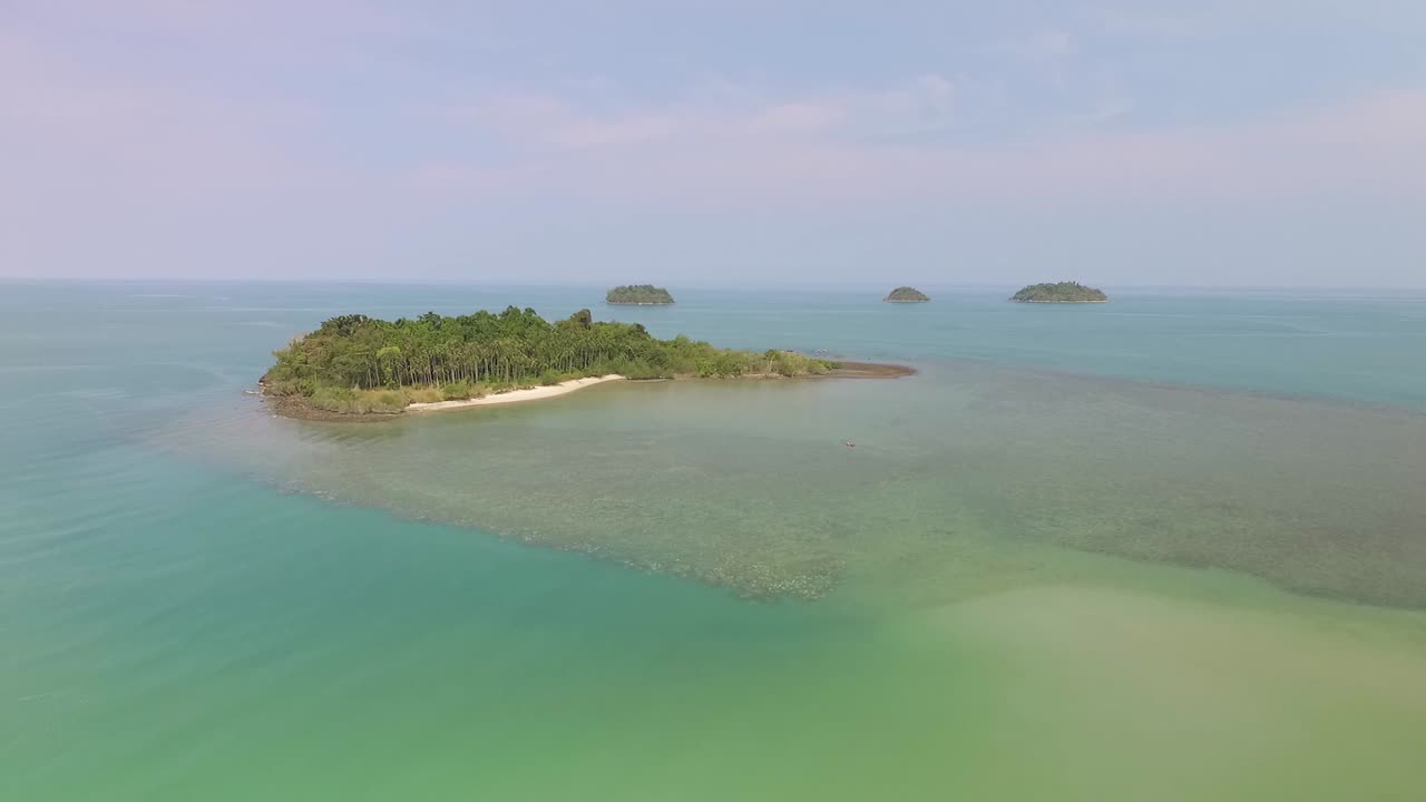 islas del paraíso de koh chang en océano turquesa paisaje marino tailandia órbita aérea vista izquierda