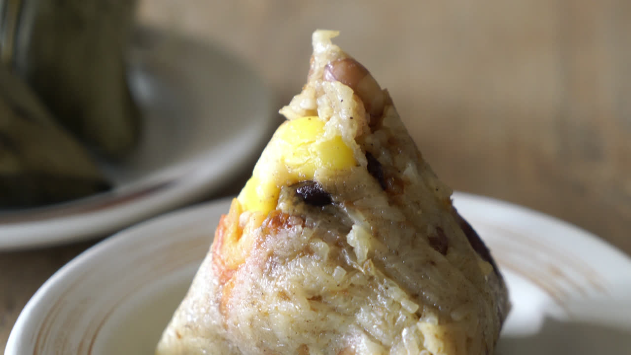 bola de masa hervida de arroz pegajoso o zongzi - estilo de comida china
