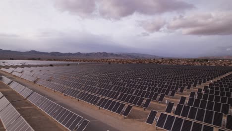 Luftdrohnenaufnahmen-Des-Solarfeldes-Im-Joshua-Tree-Nationalpark-An-Einem-Sonnigen-Tag,-Sich-Schnell-Bewegender-Schuss-Nach-Vorne