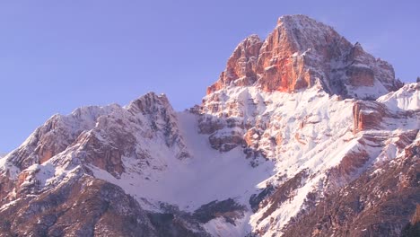 una hermosa escena matutina en los alpes suizos 1