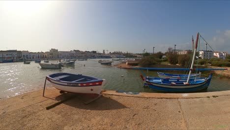 muelle de pesca en tavira portugal, barcos de pesca restaurados listos para volver al mar, colores extravagantes brillan a la luz de la noche