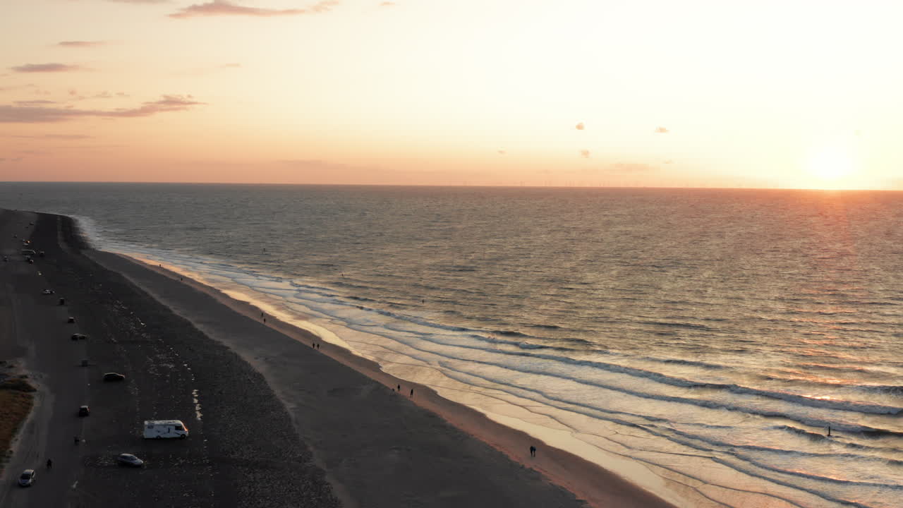 여름 일몰 동안 domburg의 해변