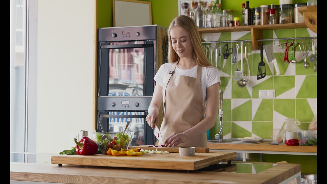 mujer preparando una ensalada en una cocina