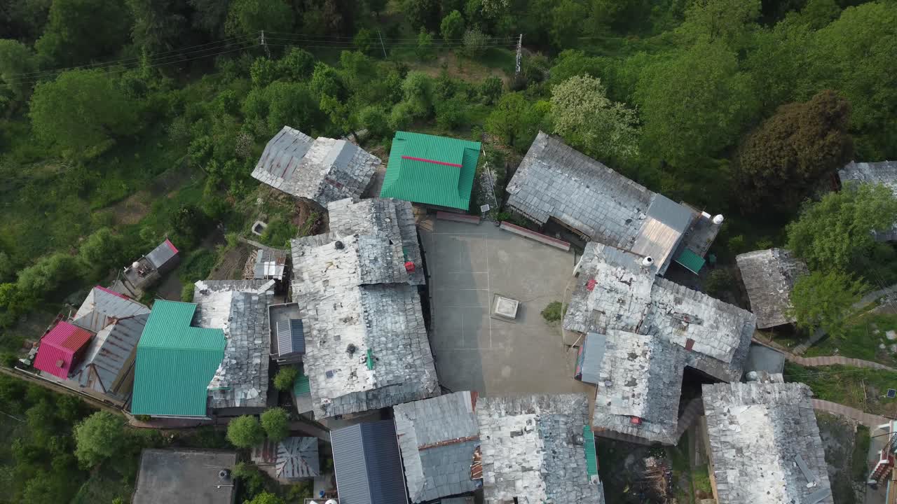 Hindistan'daki Jibhi Himachal Pradesh'in yakınından kuşbakışı görünüm. Dağlık bölgede evler ve ağaçlar. Faguli festivali, Jibhi'deki en büyük festivallerden biridir. Buradaki geleneksel evlerin taş çatıları bulunmaktadır.
