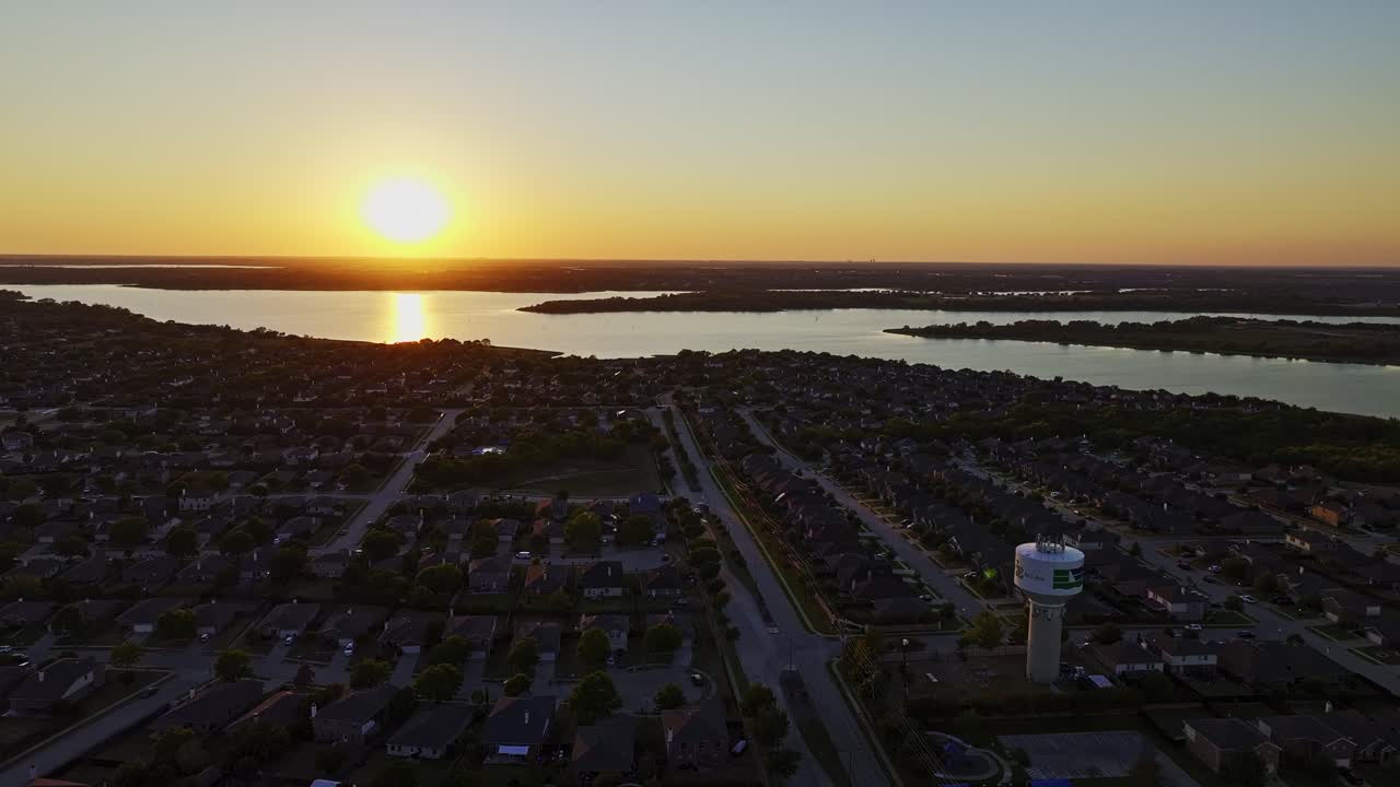 vuelo nocturno de un pintoresco vecindario en little elm, texas