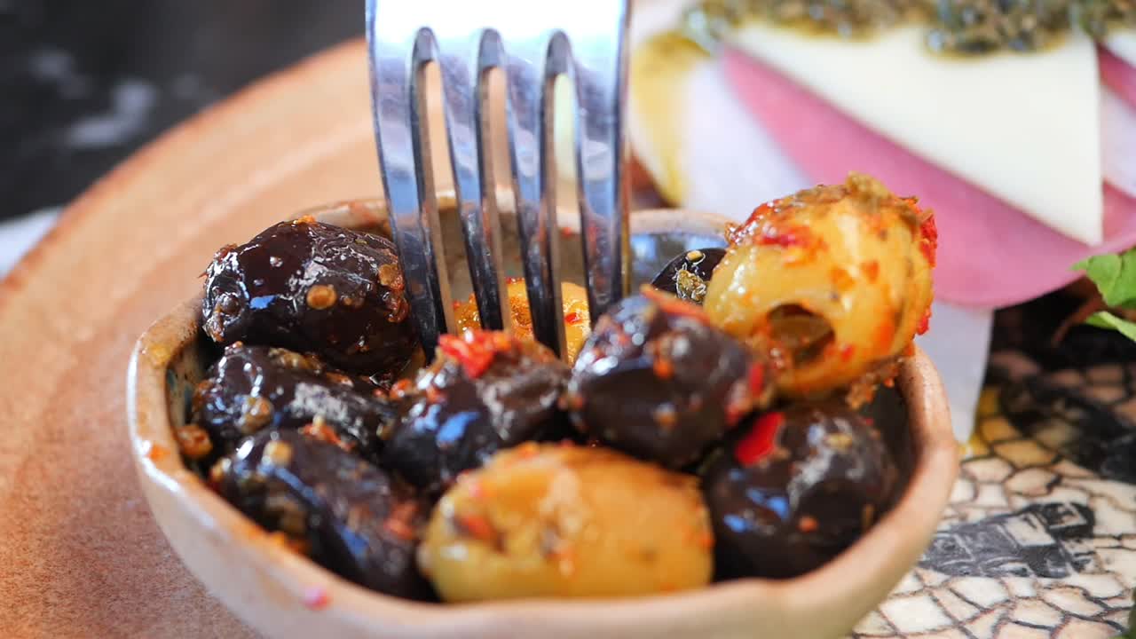 aceitunas mezcladas con tenedor