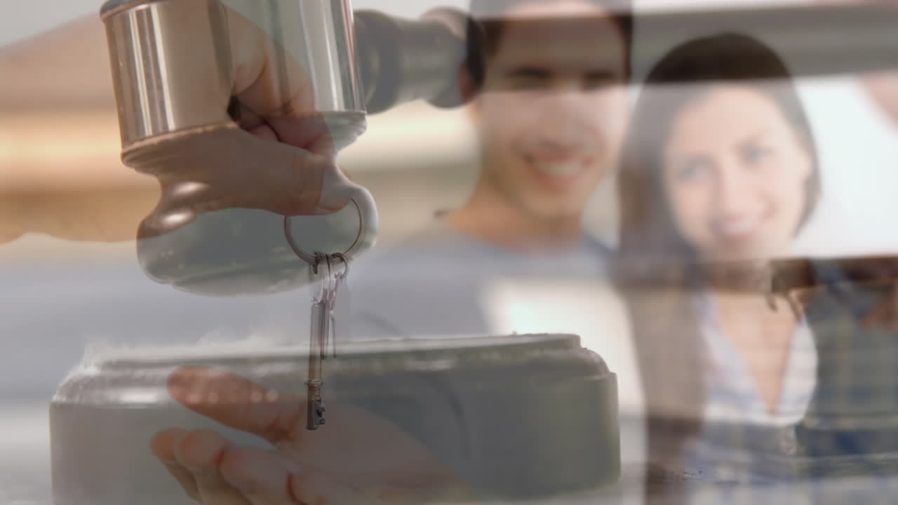 뒷면 에 미소 짓는 부부 위 에 집 열 를 들고 있는 손