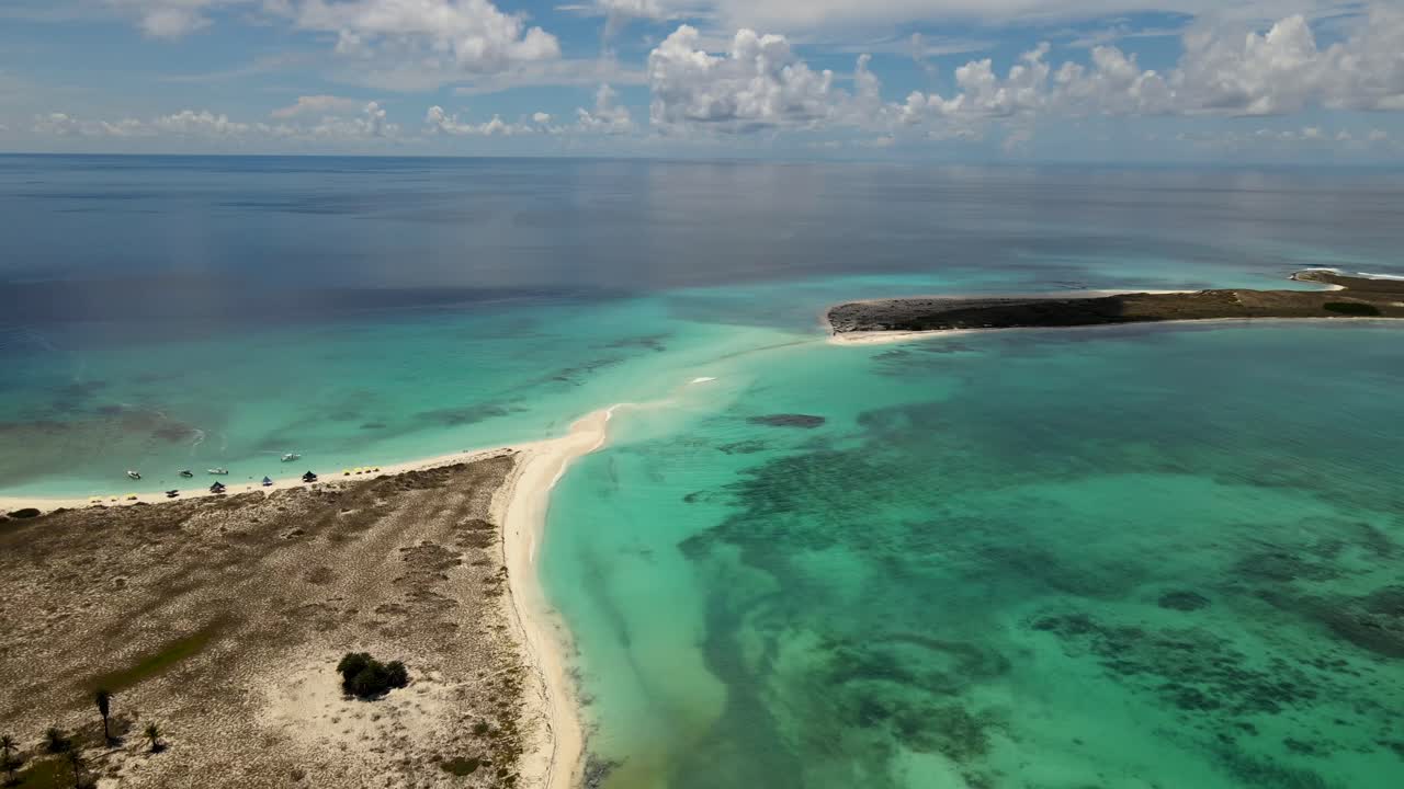 Video taken with a stabilized drone at CAYO DE AGUA Los Roques, Venezuela