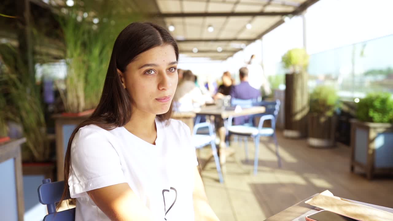 mujer relajándose en una terraza de café