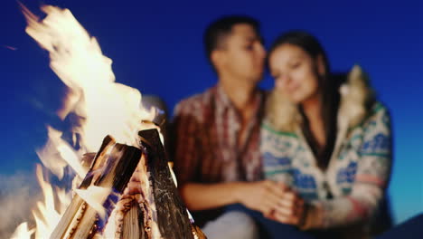 en la playa encendió un fuego en el fondo borrosa joven pareja abrazándose
