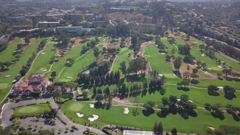 Zeitraffer-Aus-Der-Luft-über-Den-Golfplatz,-Der-Die-Drohne-Vorwärts-Fliegt,-Mit-Bäumen,-Grasautobahn