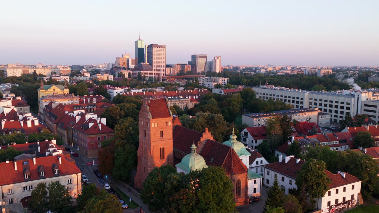 Mariakirken i teglgotisk stil ved solopgang i Warszawa, Polen. - luftfoto.