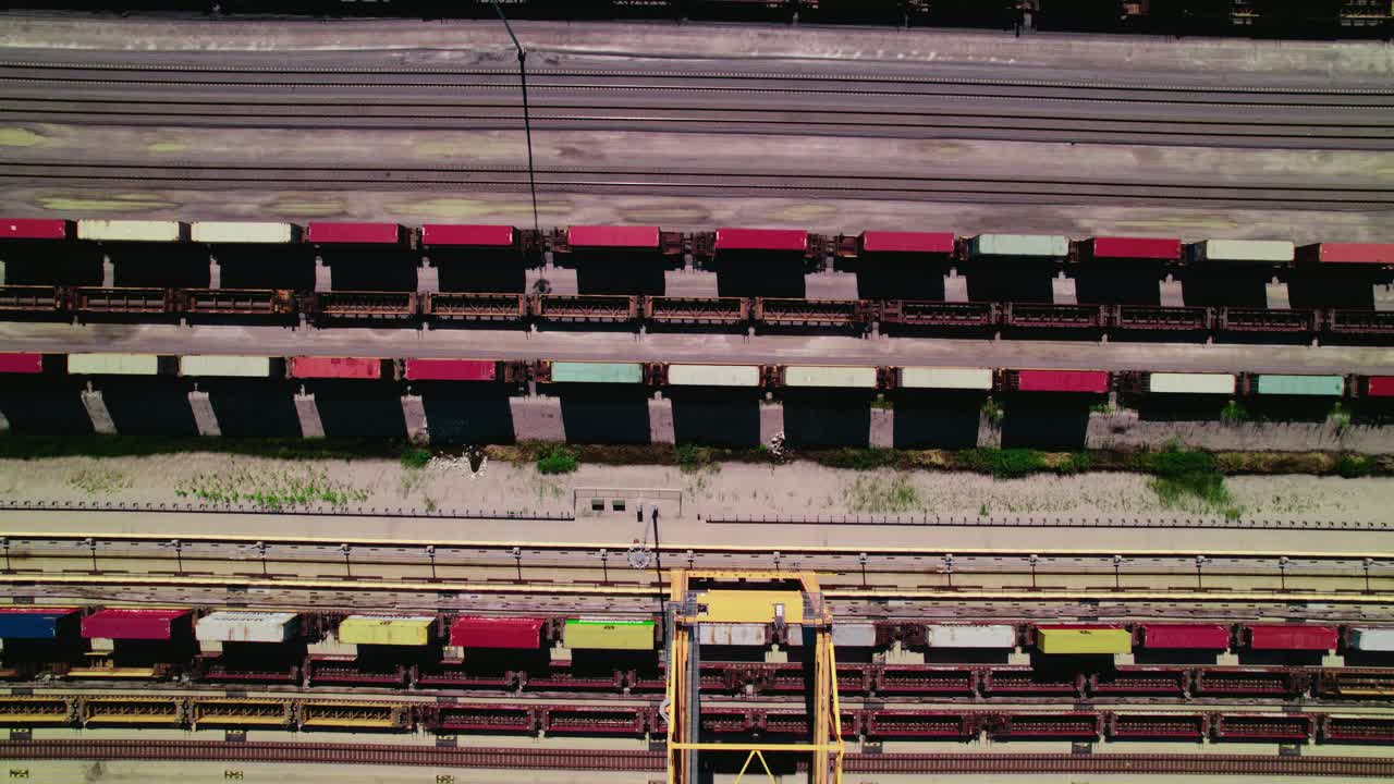시카고 (미국) 근처에 있는 화물 열차와 화물 컨테이너가 있는 산업 철도역의 면