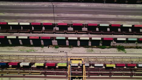 vista superior de la estación de ferrocarril industrial con trenes de carga y contenedores de carga para el envío cerca de chicago, estados unidos