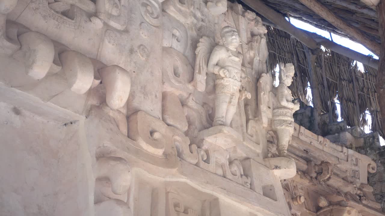 엑 발람 고고학 유적지의 아크로폴리스에 있는 재규어 제단의 동쪽 세부 사항을 보여줍니다.